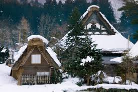 Tuyết bao phủ trắng xóa trên nóc nhà gassho-zukuri