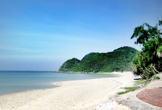 Vẻ đẹp hoang sơ của bãi biển Sơn Hào