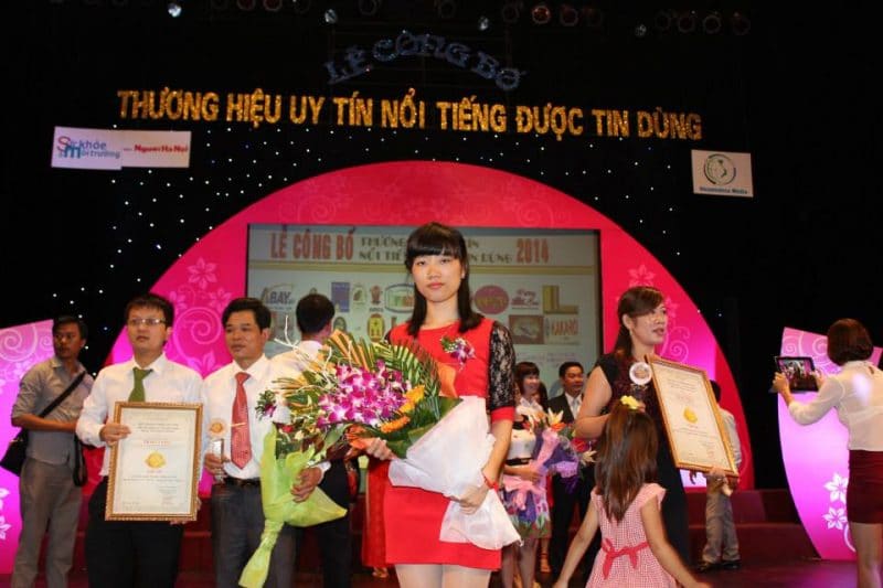 Đại diện công ty Đặc Sản Việt Nam lên nhận giải thưởng