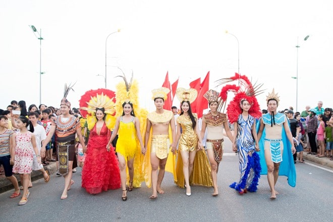 Dàn mẫu Việt lộng lẫy tại lễ hội Carnaval đường phố Quảng Bình