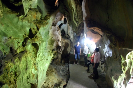 Khám phá những vẻ đẹp huyền ảo trong các hang động ở Cát Bà