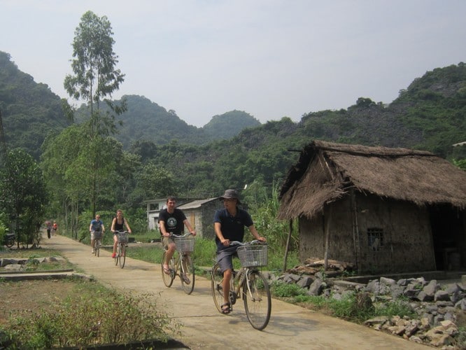 Du khách quốc tế đạp xe tham quan xung quanh làng