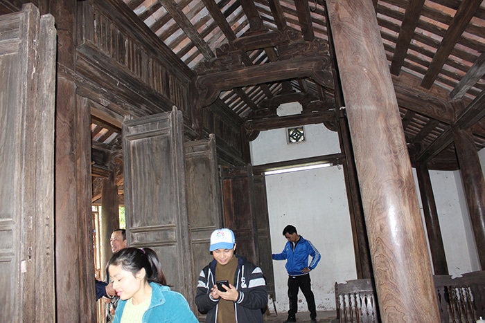 Du khách tham quan nhà cổ của Cụ địa chủ Bá Kiến