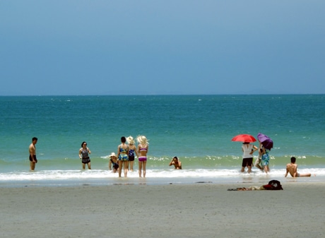 Bờ biển cát Minh Châu- nơi du khách tha hồ vui đùa cùng với nước và ngắm cảnh