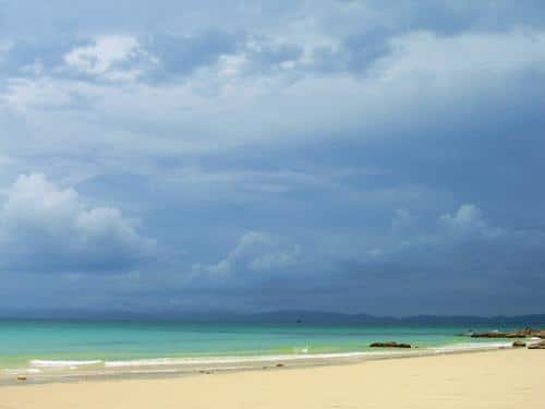 Bờ cát trắng trải dài yên bình ở bãi biển Vàn Chải