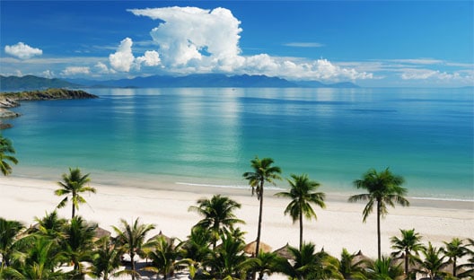 Vẻ đẹp trong xanh của biển Nha Trang trong ngày nắng hè