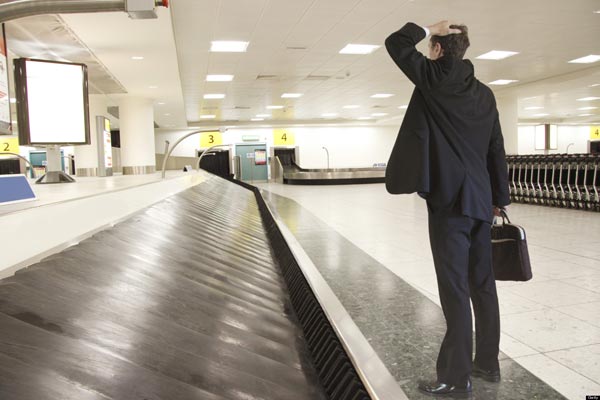 Khi bị thất lạc hành lý nên bình tĩnh liên hệ với nhân viên ở sân bay để nhận được hỗ trợ