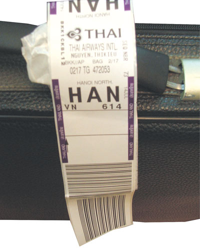 Kiểm tra tem hành lý xem đã đúng các thông tin về chuyến bay và điểm đến chưa
