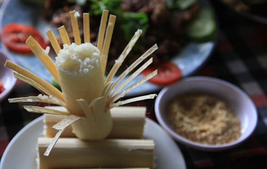 Cơm Lam chấm muối lạc vừng- món ăn không thể bỏ qua khi du lịch Mai Châu