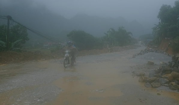 Thời tiết ở Hà Giang khiến cung đường đi càng trở nên khó khắn hơn