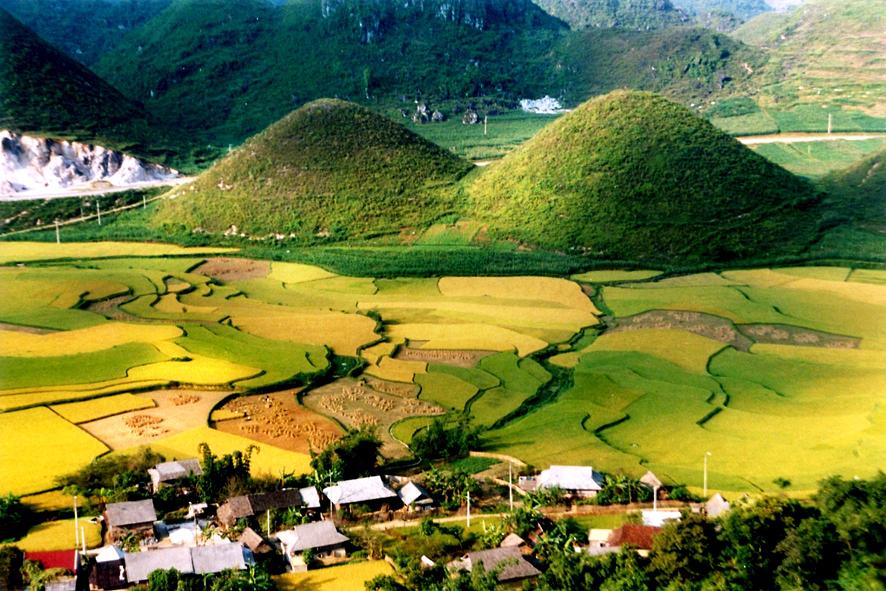 Núi đôi Quản Bạ