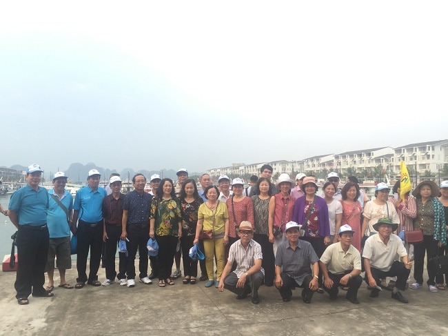 Đoàn cựu sinh viên 13N Đại Học Thủy Lợi du lịch Hạ Long do công ty du lịch Khát Vọng Việt tổ chức