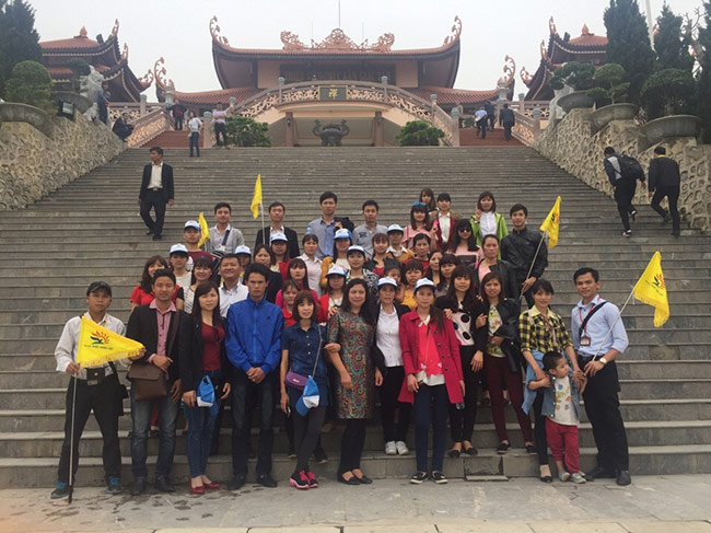 Đoàn khách xí nghiệp may Minh Hòa đi Hạ Long do công ty du lịch Khát Vọng Việt tổ chức