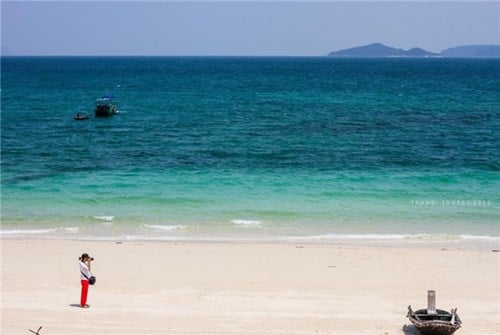 Biển trong xanh, đẹp thơ mộng của bãi Hồng Vàn ở đảo Cô Tô