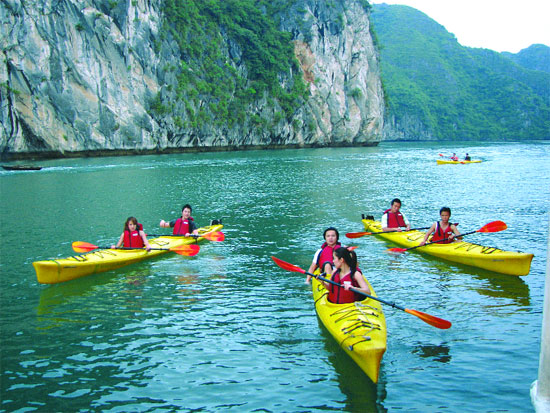 Chèo thuyền kayak khám phá vịnh biển Hạ Long