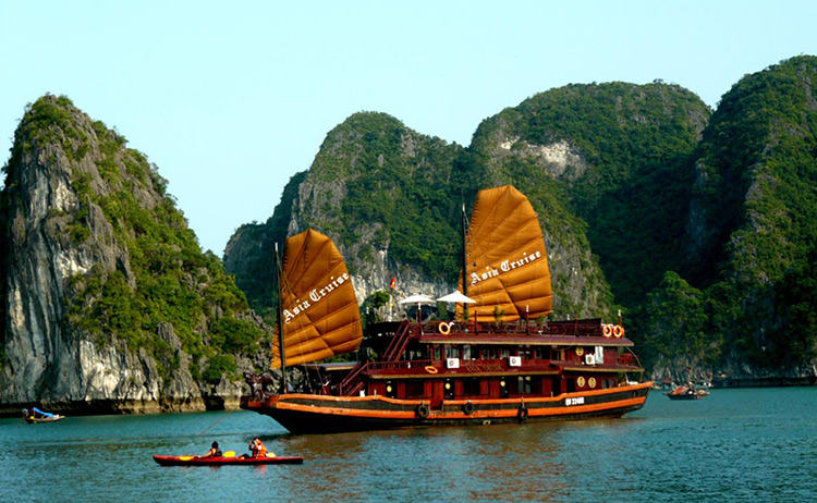 Tàu thăm vịnh Hạ Long