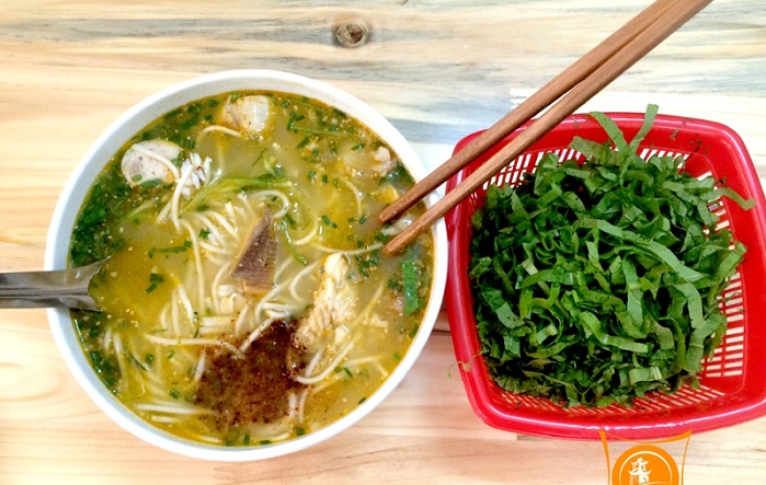 Cháo bánh canh Quảng Bình được ăn kèm với rau cải