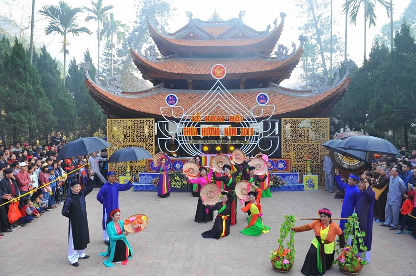 Khai hội chùa Hương