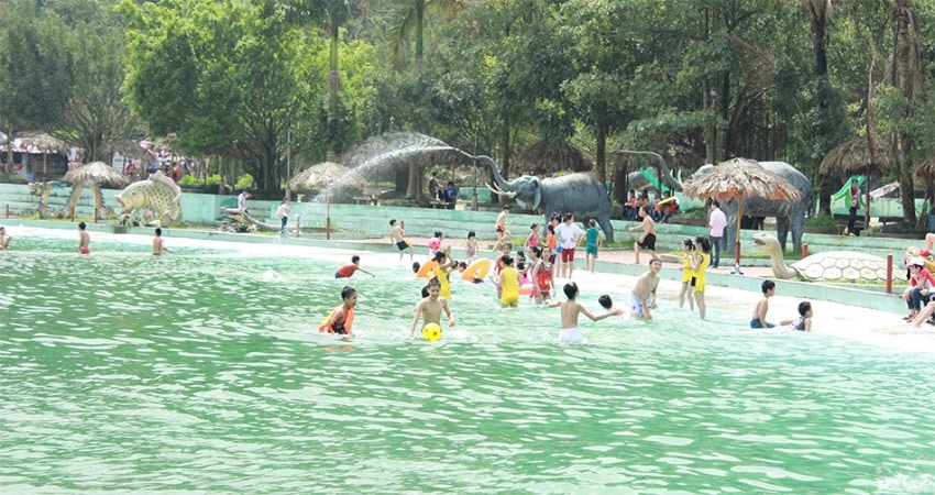 Du khách vui chơi tại hồ bơi Khoang Xanh