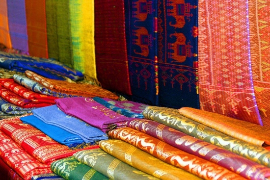 Vải lụa Thái mang hoa văn và màu sắc đặc trưng