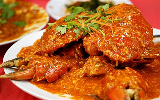 Nền ẩm thực của Singapore tương đối đa dạng và đặc sắc, món cua sốt ớt cay là món ăn bạn không nên bỏ qua khi đến đây.