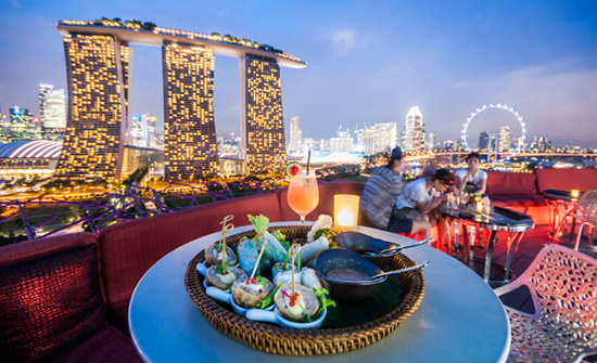Bạn có thể thưởng thức bữa tối lãng mạn tại Nhà hàng Indochina.