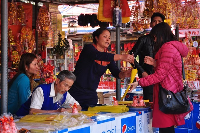 Khung cảnh mua sắm ở chùa Hương 