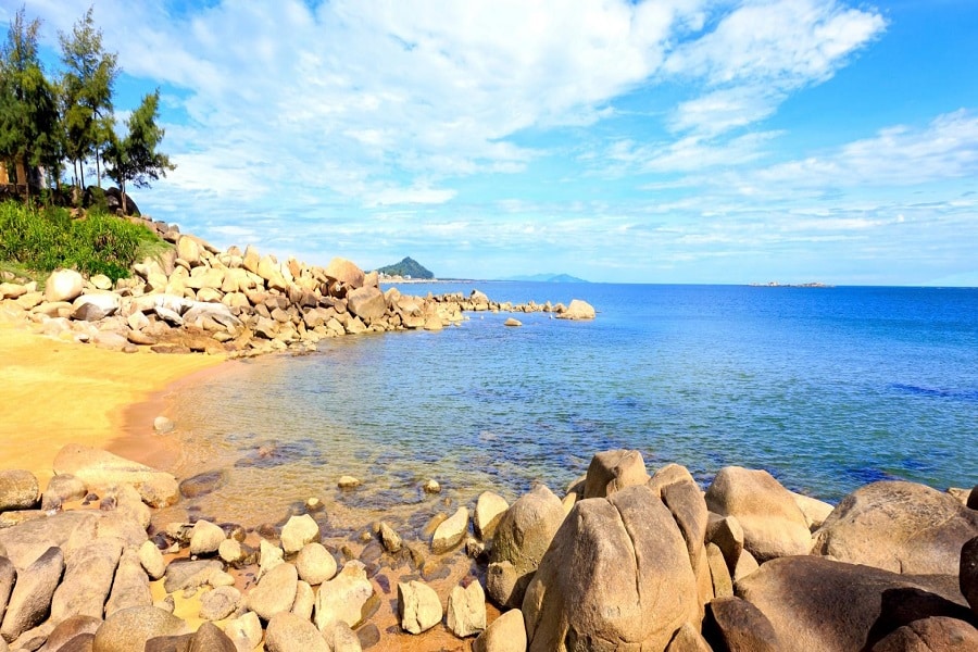 Những bãi đá nhô lên hoàn toàn tự nhiên tại biển Thiên Cầm mang lại nét đẹp độc đáo không đâu có được