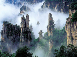 khu di tích trong làn mây sớm.