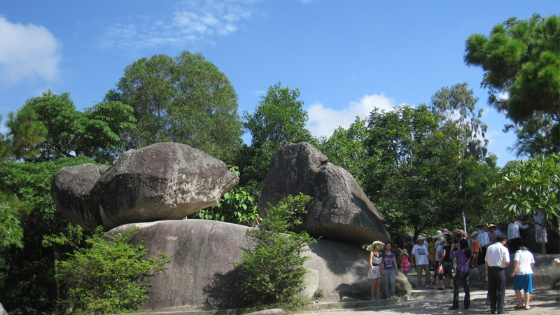 Hòn Trống Mái, địa điểm được nhiều du khách "check - in" khi du lịch Sầm Sơn