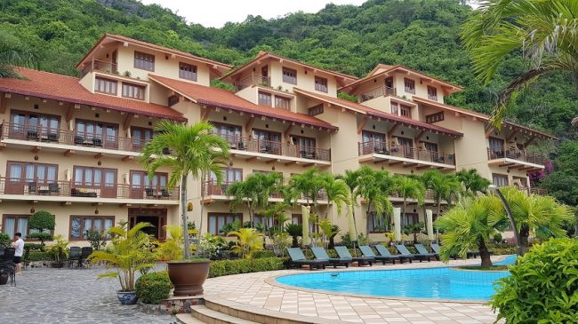 Khách sạn sang trọng trên vịnh Lan Hạ