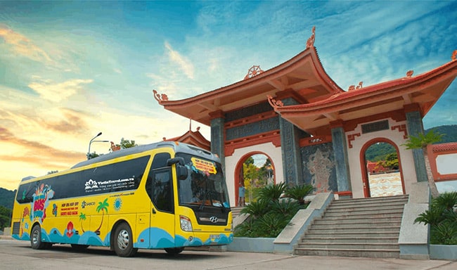 Xe bus hiện đại giúp du khách chiêm ngưỡng toàn bộ cảnh quan