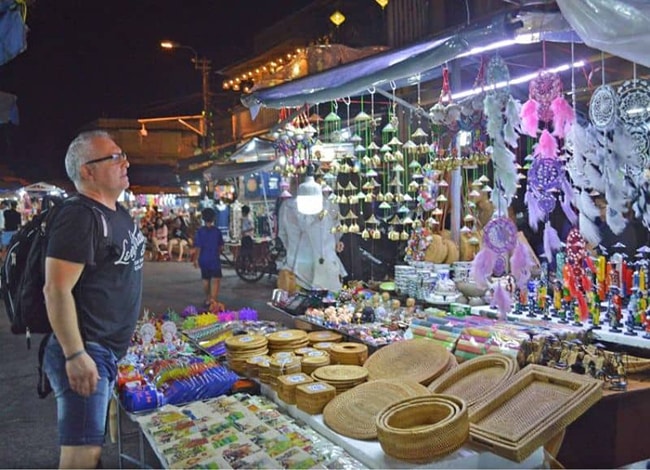 Khu chợ đêm là một nét đặc biệt trong các địa điểm du lịch Quảng Ninh