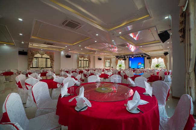 Quang Tùng có nhà hàng rộng lớn với sức chứa 500 khách được thiết kế ở tầng 1 và tầng 2 
