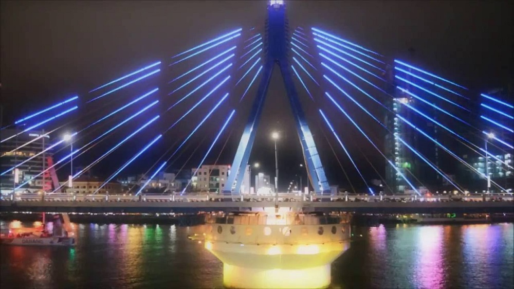 Một sắc mầu ấn tượng khi cầu sông Hàn lên đèn