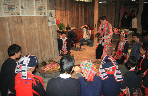 Lễ tết nhảy Sapa được diễn ra tại nhà của trưởng bản