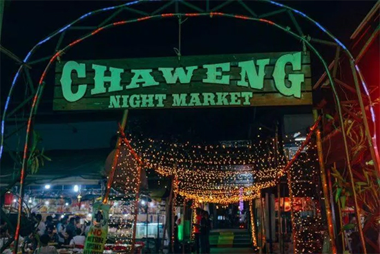 Chợ đêm Chaweng tổ chức mỗi tối phục vụ khách du lịch