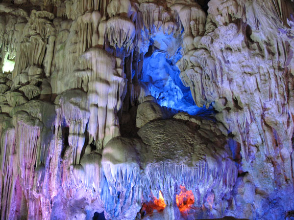 2 hang động tuyệt đẹp của vịnh Hạ Long