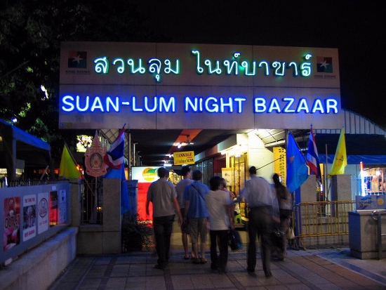 Chợ đêm Suan Lum Night Bazza sáng rực từ cổng vào
