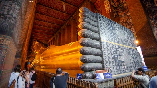 Tượng phật nằm ở Wat Pho và bức vẽ 108 cảnh điềm lành trên bàn chân