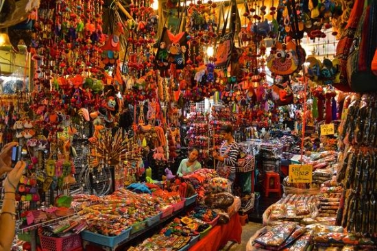 Chợ cuối tuần Chatuchak với các gian hàng nhiều màu sắc
