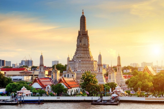 Wat Arun với màu trắng lộng lẫy đón ánh bình minh
