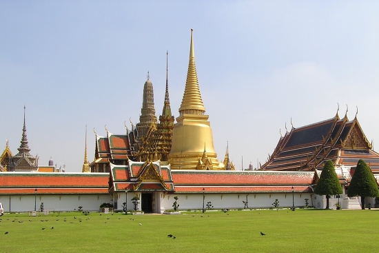 Wat Phra Kaew nhìn từ bên ngoài thành Cung điện Hoàng gia