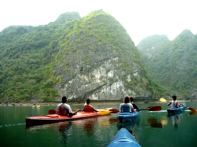 Chèo thuyền Kayak trên vịnh Lan Hạ
