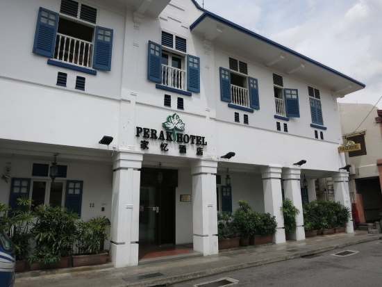 Perak Hotel nhìn từ ngoài cửa