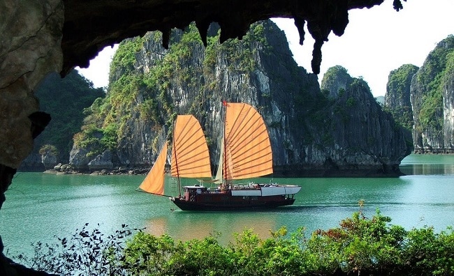 Du thuyền sang trọng khám phá vịnh Lan Hạ