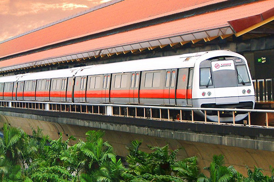 MRT (Mass Rapid Transport) là phương tiện công cộng nhanh chóng, vừa có chi phí rẻ và rất tiện lợi để bạn đi lại trong phạm vi thành phố Singapore.