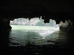 Cửa hang Hanh rất thấp nên du khách phải đi bằng thuyền nhỏ