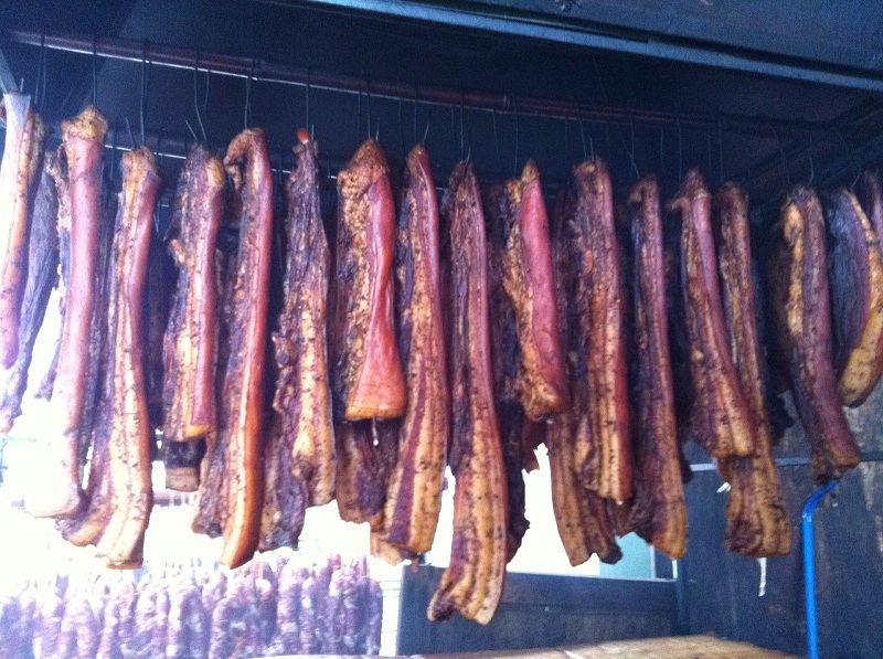 Thịt trâu gác bếp với hương vị đặc trưng hấp dẫn các du khách khi đến Hà Giang