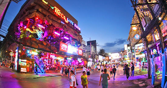 Bangla Road ở trung tâm Patong nổi tiếng là khu phố đêm nhộn nhịp nhất Phuket.